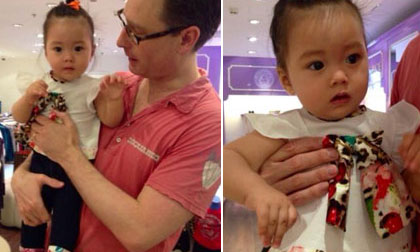 Con gái Đoan Trang ăn diện điệu đà đi sắm Tết cùng bố mẹ