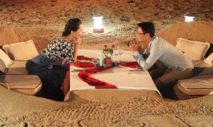 Bắt gặp vợ chồng Hoàng Bách “lén” con hẹn hò 