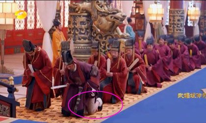 Bật cười diễn viên 'Võ Tắc Thiên' lộ cẳng chân trần