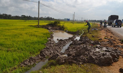 Cả gia đình bị xe bồn cán vùi trong bùn, 3 người chết