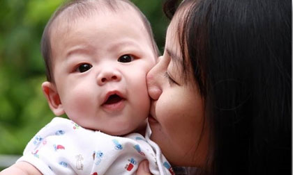 7 tình huống bố mẹ tuyệt đối không nên âu yếm, ôm hôn con