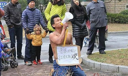 Chàng trai cởi trần quỳ trong mưa rét xin lỗi vợ vì không nộp lương