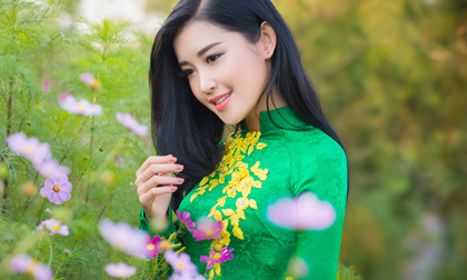 Á hậu Huyền My rạng rỡ giữa hoa cỏ mùa xuân