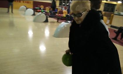 Nể phục cụ bà 84 tuổi ghi điểm tuyệt đối trên sàn bowling
