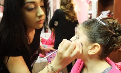 Kỳ lạ dịch vụ làm đẹp dành riêng cho bé gái