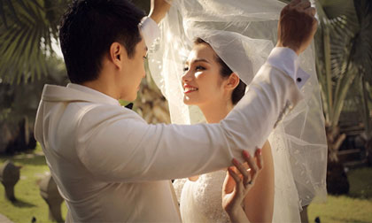 Trúc Diễm đẹp tinh khôi bên ông xã sát ngày cưới