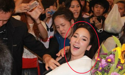 Mỹ nhân Thái 'ngụp lặn' giữa vòng vây fans sau sự cố bị 'sàm sỡ'