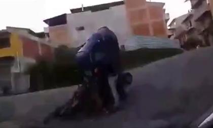 Chết cười với màn bốc đầu leo dốc của chiếc xe lam