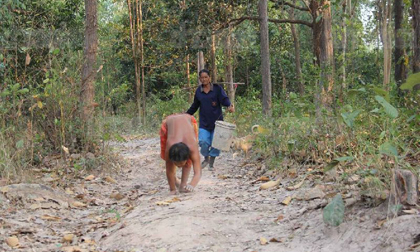 Cậu bé 15 tuổi di chuyển bằng cả 4 chi như động vật