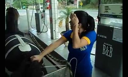 Cô gái bán xăng 'đỏ mặt' khi phải đổ xăng cho... ngựa