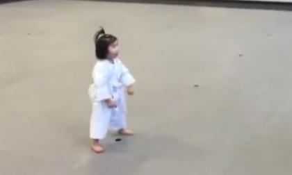 Bé gái 'tập' võ siêu đáng yêu