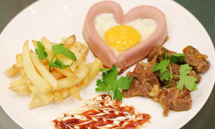 Bữa sáng lãng mạn với 'trái tim' trứng cho Valentine
