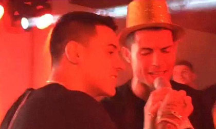 Ronaldo vẫn hát hò mừng sinh nhật tuổi 30 dù không có bạn gái