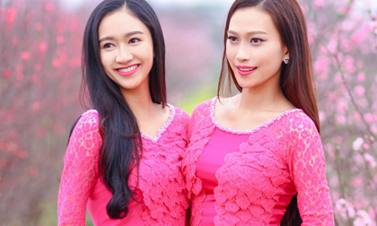 Bộ đôi Á hậu Đại dương duyên dáng dạo chơi vườn đào