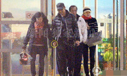 Uông Phong vô cùng thân thiết với mẹ Chương Tử Di