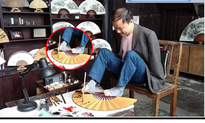 Người đàn ông viết thư pháp bằng chân 