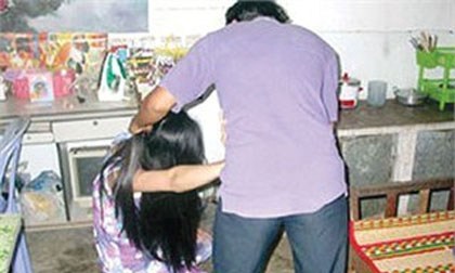 Bắt vợ ăn cả tảng thịt sống vì... nấu cơm không ngon!