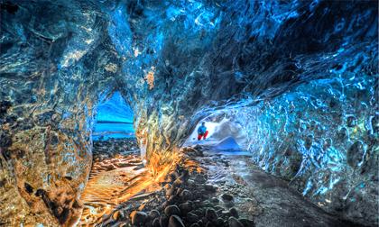 Khám phá hang động băng tuyệt đẹp ở Iceland