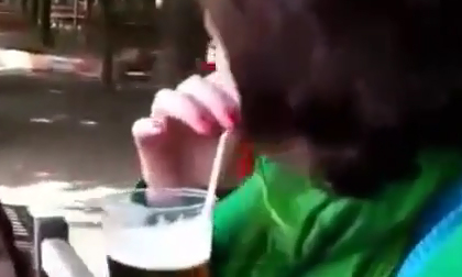 Kỳ lạ người phụ nữ có khả năng uống bia bằng 'tai'