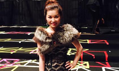 Vợ Đan Trường lẻ bóng trên thảm đỏ “New York Fashion Week” 