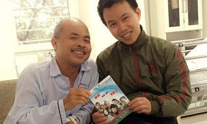 Đạo diễn Tạ Huy Cường thăm nghệ sỹ Hán Văn Tình ngày cuối năm