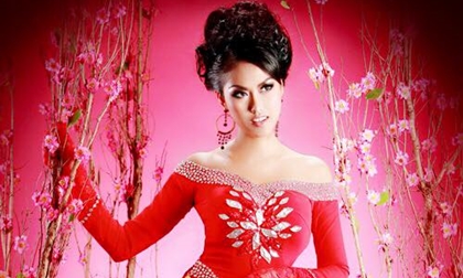 Phi Thanh Vân đẹp nền nã trong tà áo dài đón Tết