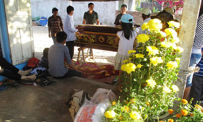 Ba trẻ chết đuối, tang thương xóm nghèo