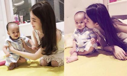 Ngọc Trinh trổ tài nựng cháu cực khéo