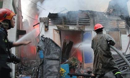 Mồng 1 tết: Đốt nhang gây cháy nhà, thiêu trụi tài sản