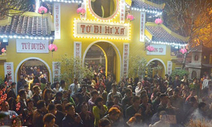 Người dân Hà thành nô nức đi lễ chùa ngày đầu năm