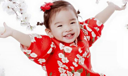 Con gái Xuân Lan diện áo dài xinh xắn đón Tết