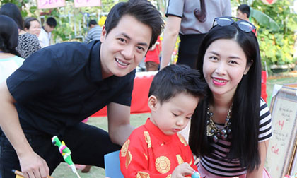 Gia đình Đăng Khôi hạnh phúc đi chơi Tết