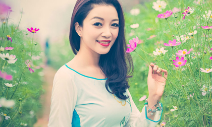 Phạm Thu Hà hóa phụ nữ xưa giữa vườn xuân