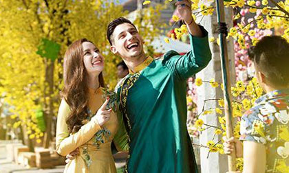 Angela Phương Trinh diện áo dài tình tứ bên bạn nhảy