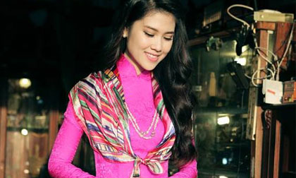 Siêu mẫu Thu Hằng đẹp nền nã với áo dài ngày xuân