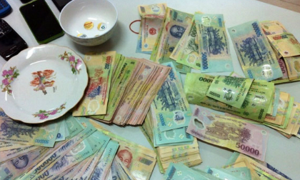 Bắt quả tang 4 bà bầu “say” trên chiếu bạc ngày Tết