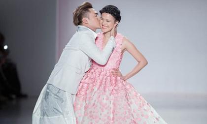 Lý Quí Khánh hôn Tuyết Lan trên sàn diễn New York Fashion Week