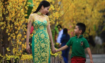 Kiwi Ngô Mai Trang đưa con trai đi chơi Tết