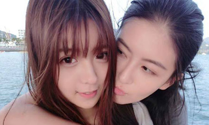 Cặp đồng tính nữ quá xinh khiến bao chàng trai Trung Quốc 'nhói lòng'