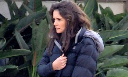 Katie Holmes đầu tóc 'bú dù', buồn rười rượi tại trường quay