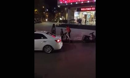 Chàng trai quỳ gối xin chịu đòn thay người yêu