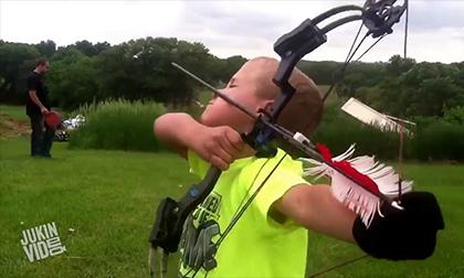 Khó tin với khả năng bắn cung cực đỉnh của cậu bé