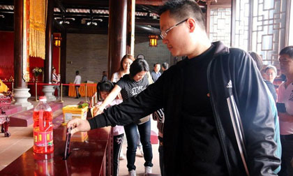 Đại gia đi lễ chùa bỏ hẳn iPhone 6 vào hòm công đức