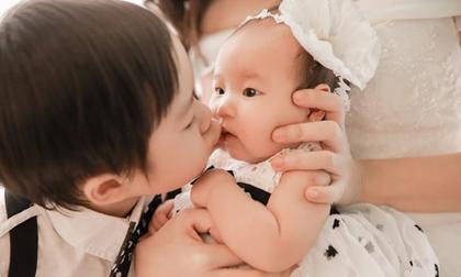 Cậu cả nhà Lý Hải tình tứ “khóa môi” em gái út