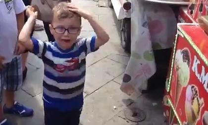 Cây kem khó ăn nhất cuộc đời cậu bé