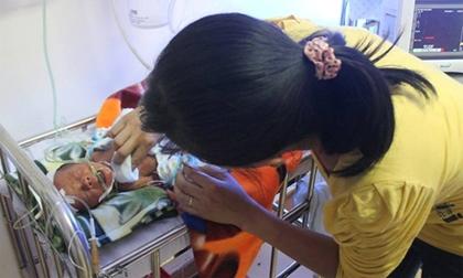 Thai nhi 7 tháng sống sót sau ca đẻ rơi xuống hố nhà vệ sinh