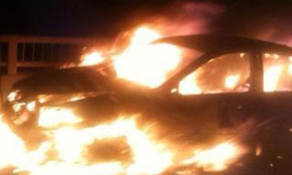 Hà Nội: Xe biển xanh cháy phừng phừng trên đường trên cao