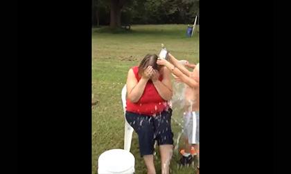 Trả giá đắt sau khi bà chiều các cháu chơi dội nước đá