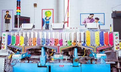 Nhà máy sản xuất bút sáp đầy màu sắc ở Pennsylvania