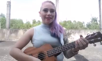 Cô gái ngoại quốc cover 'Về đâu mái tóc người thương' cực đỉnh